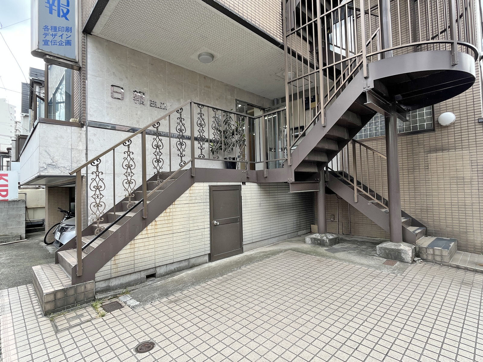 オフィスビル出入口