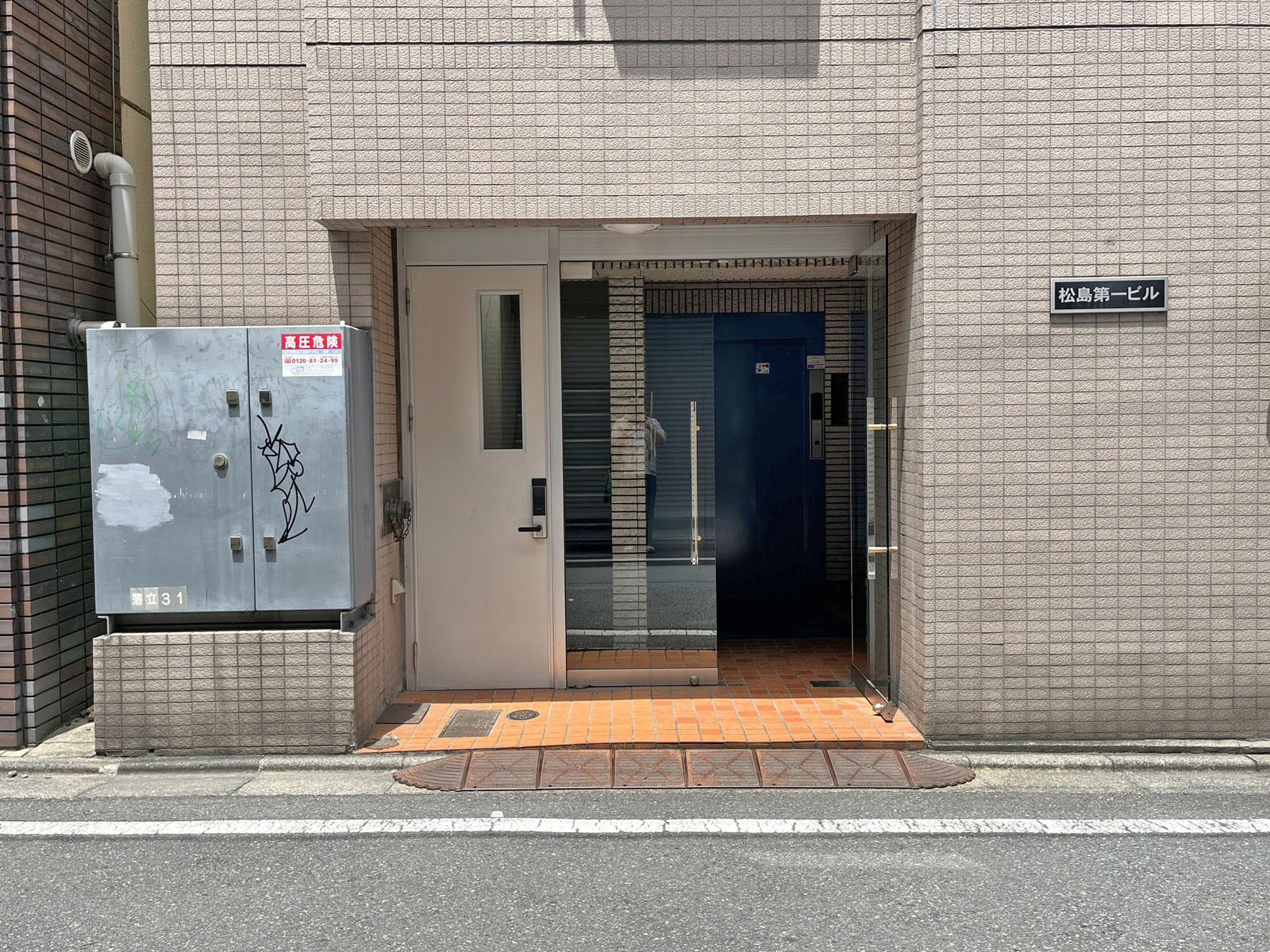 オフィスビル出入口