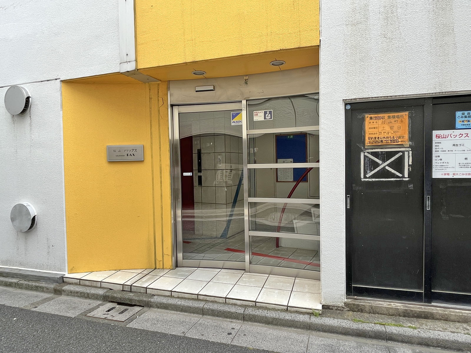 オフィスビル出入口