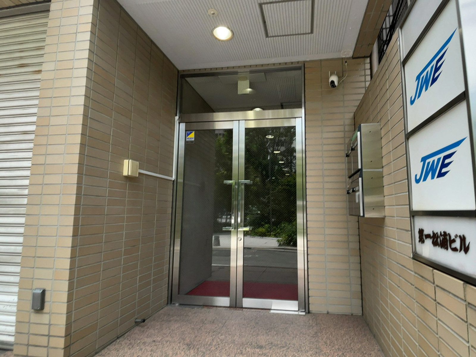 オフィスビル出入口