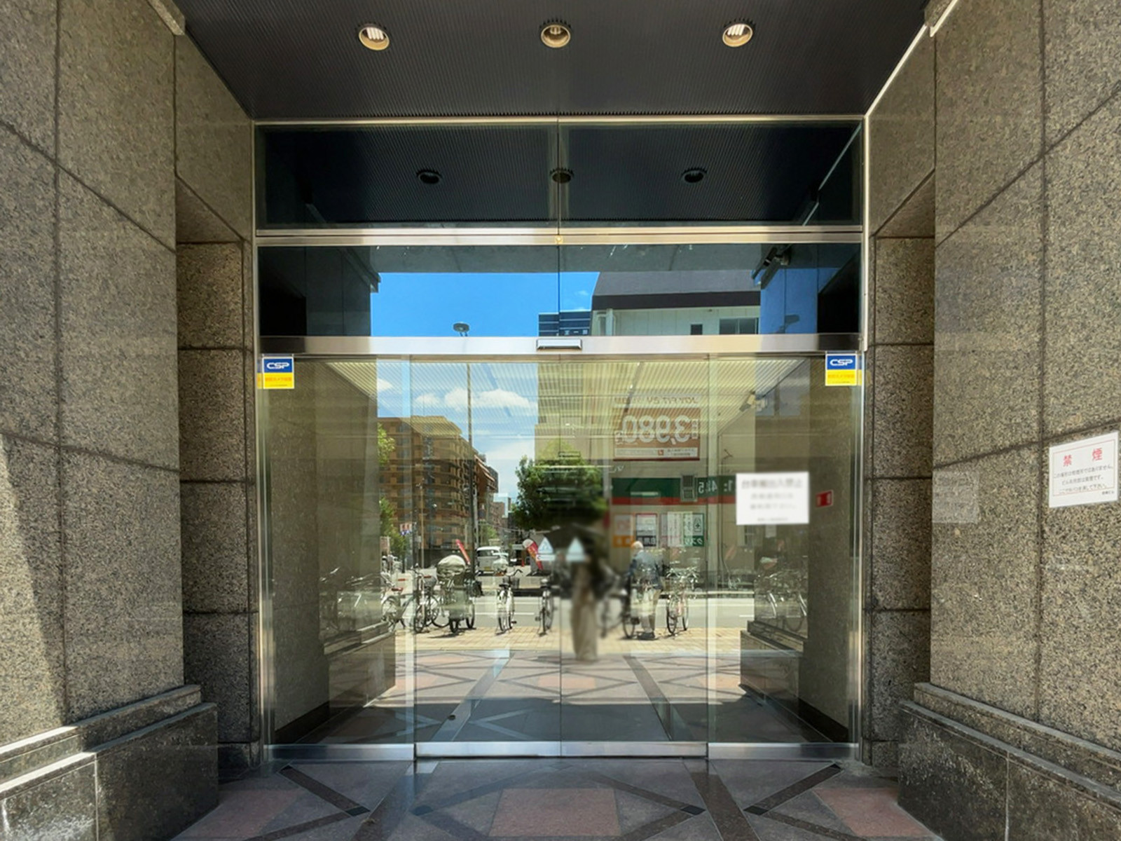 オフィスビル出入口