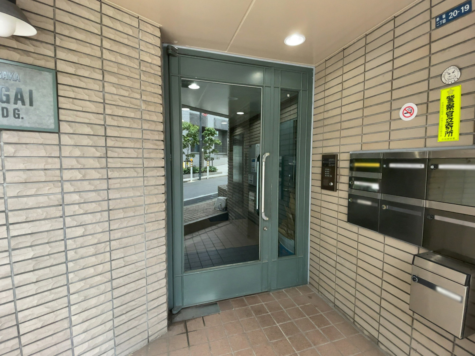 オフィスビル出入口