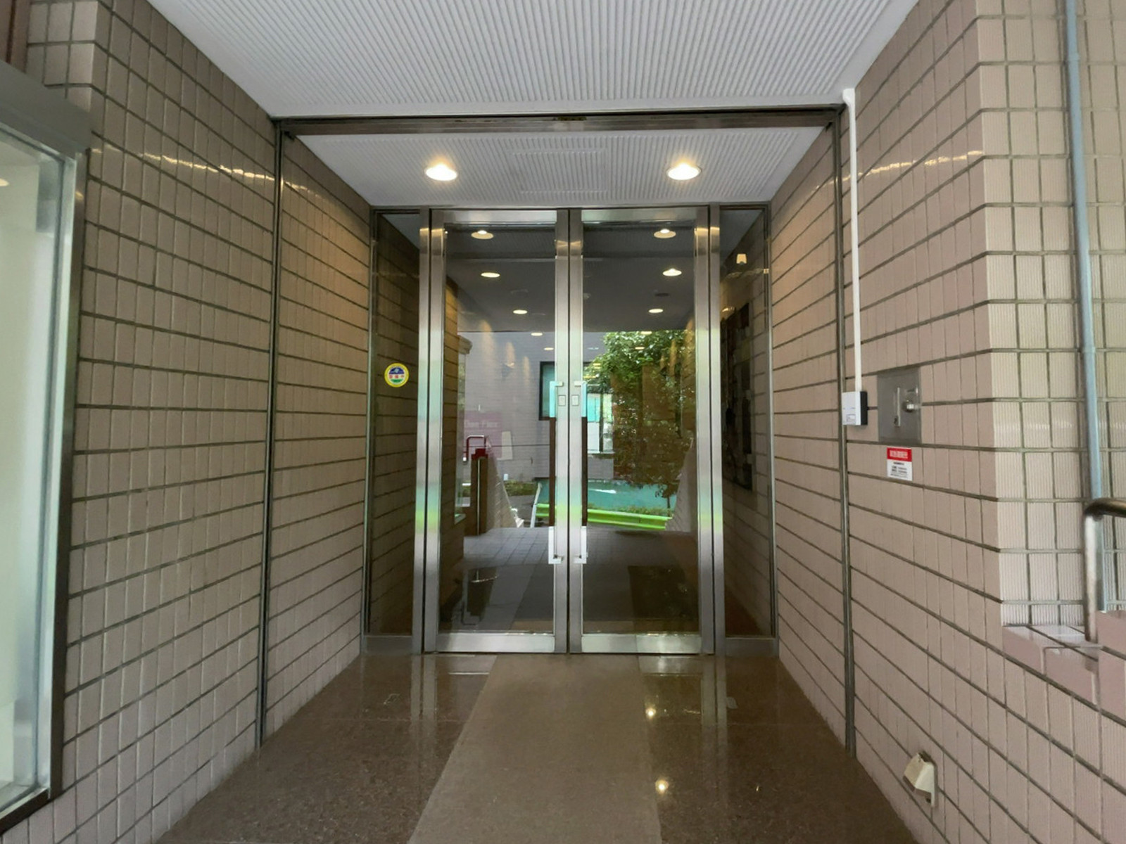 オフィスビル出入口