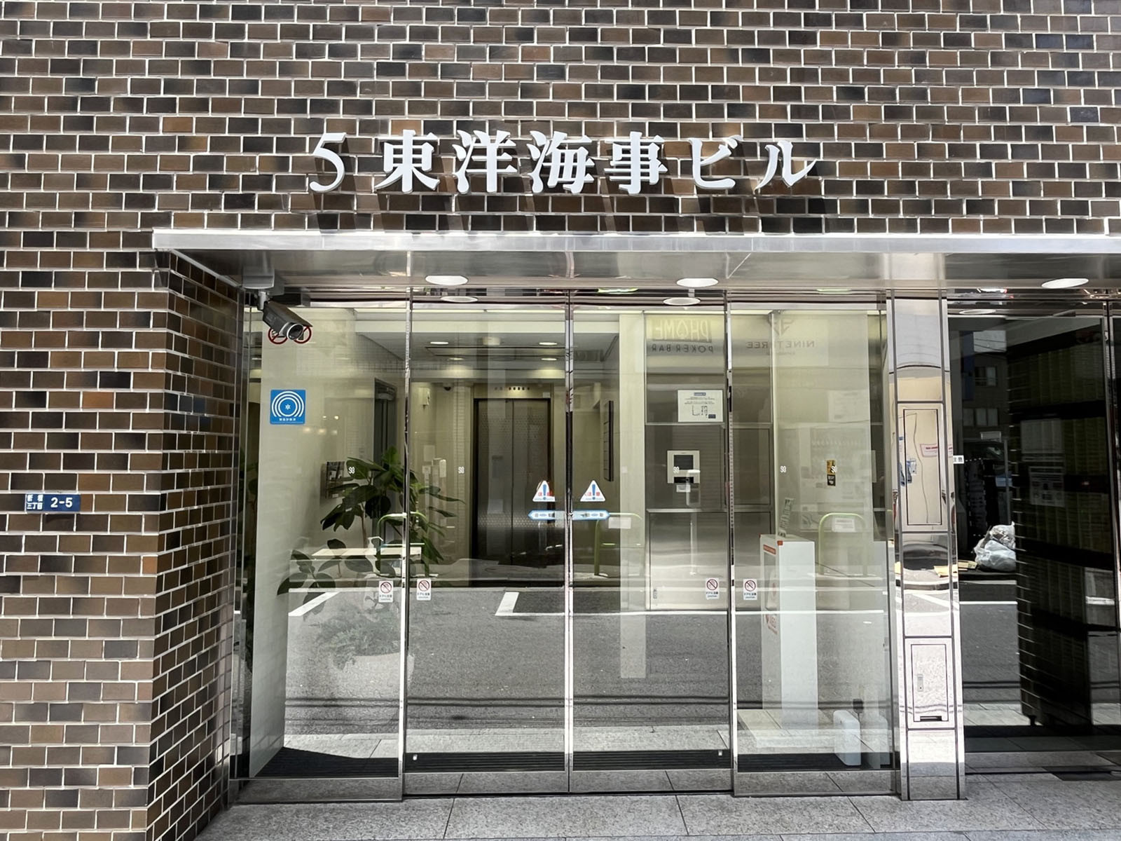 オフィスビル出入口