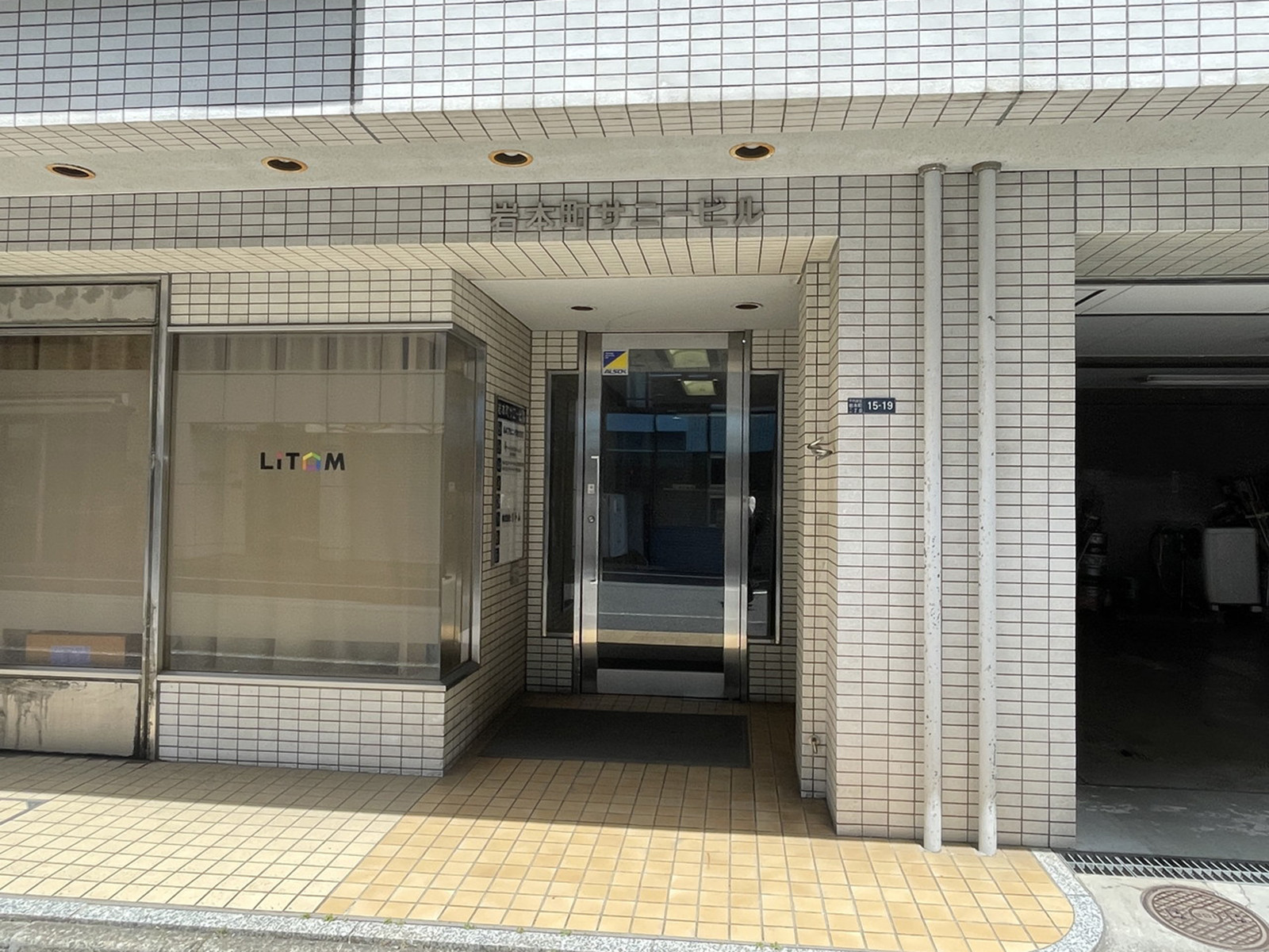オフィスビル出入口