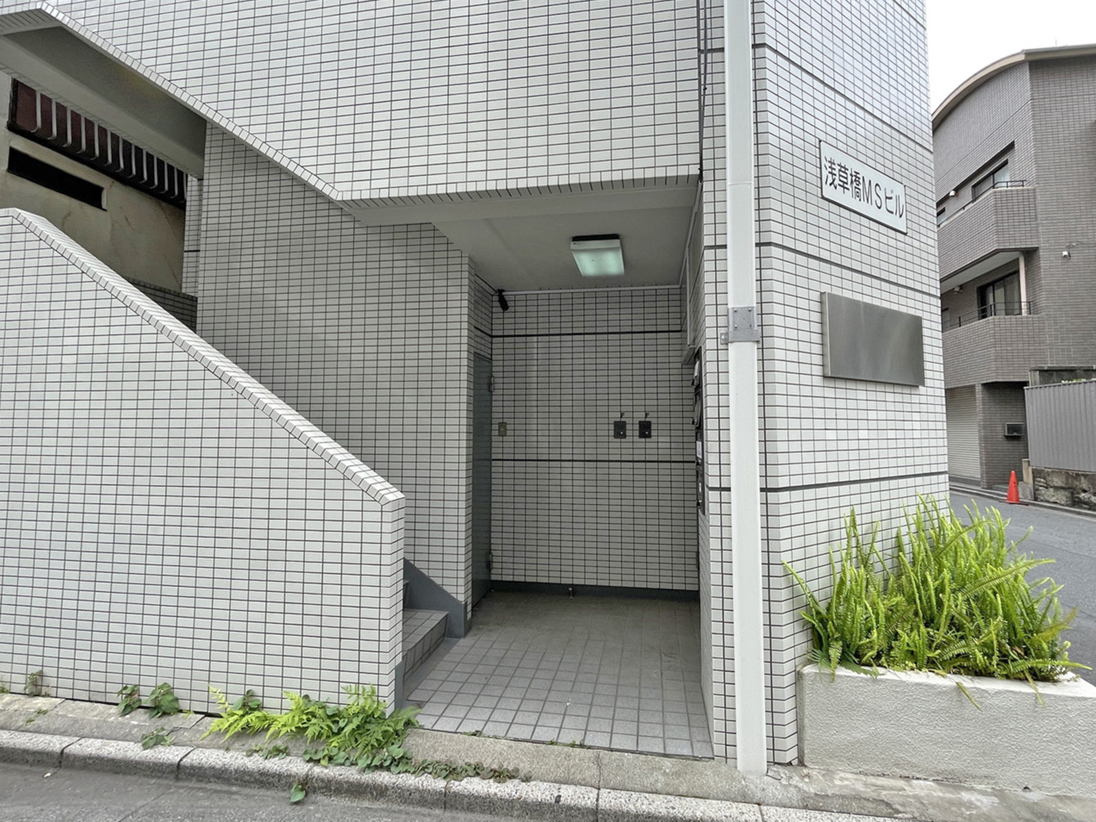 オフィスビル出入口