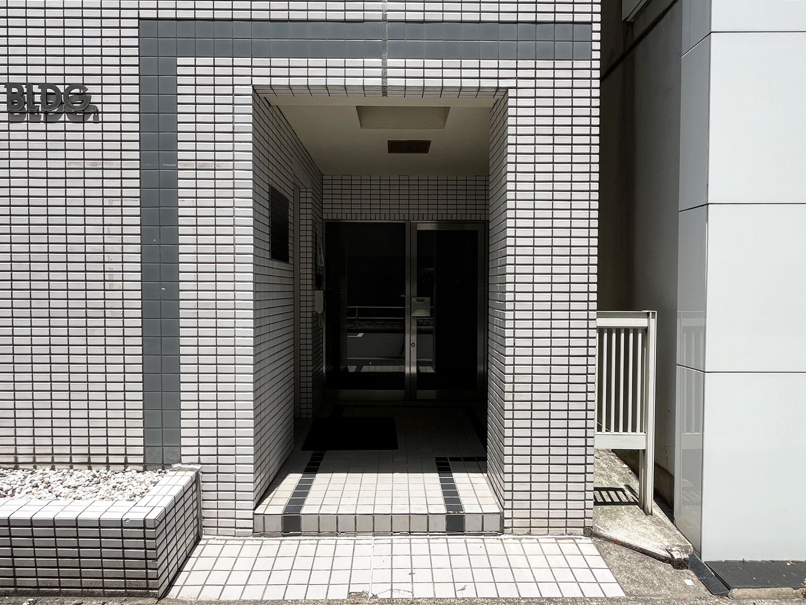 オフィスビル出入口