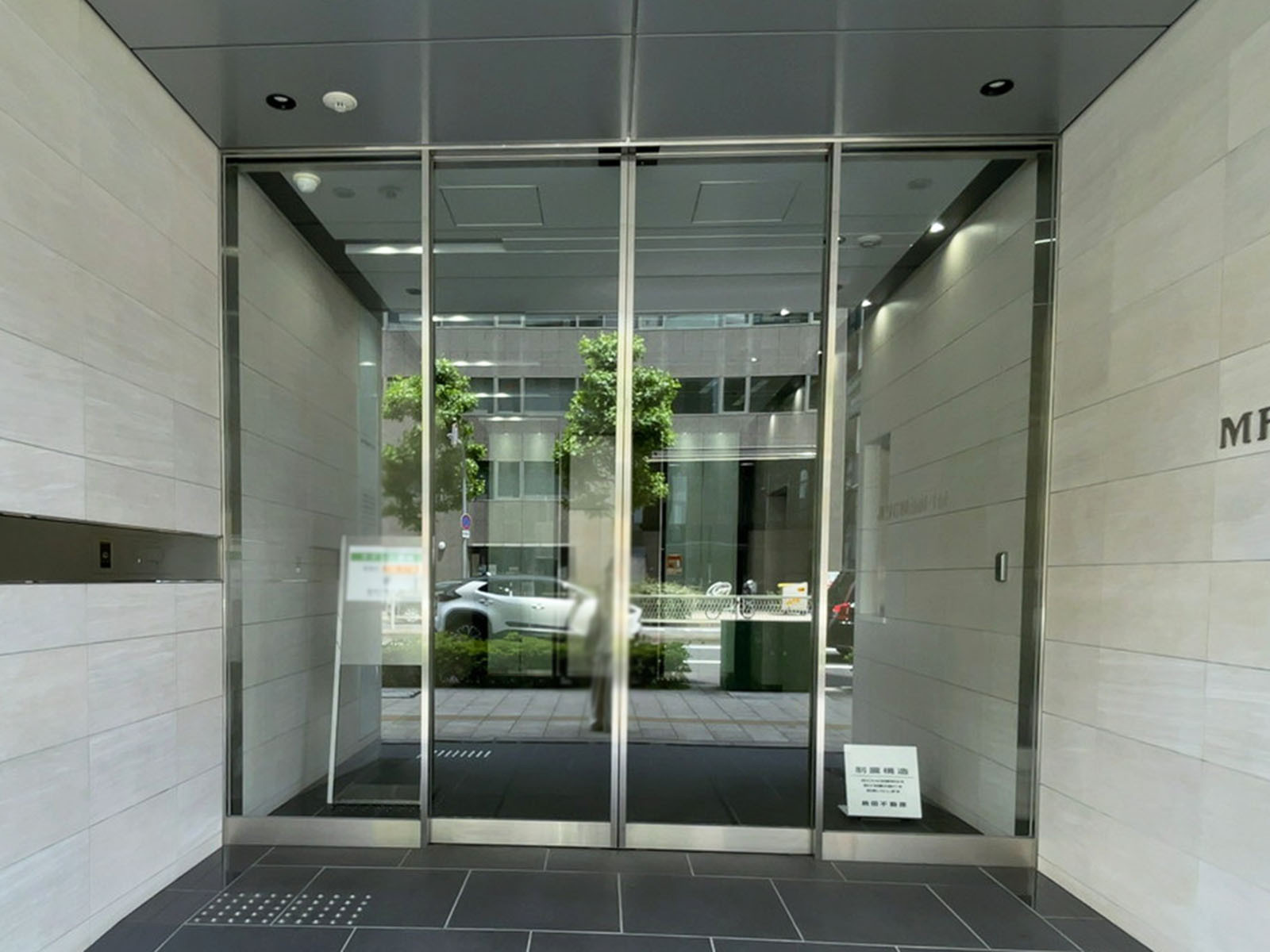 オフィスビル出入口
