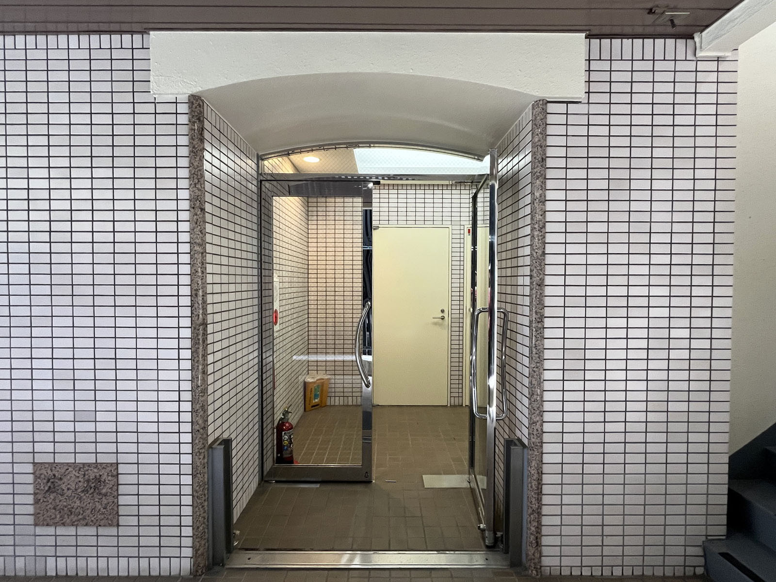 オフィスビル出入口