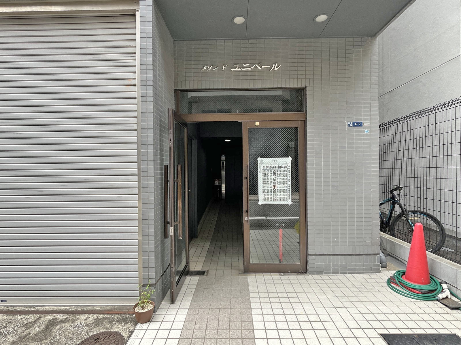 オフィスビル出入口