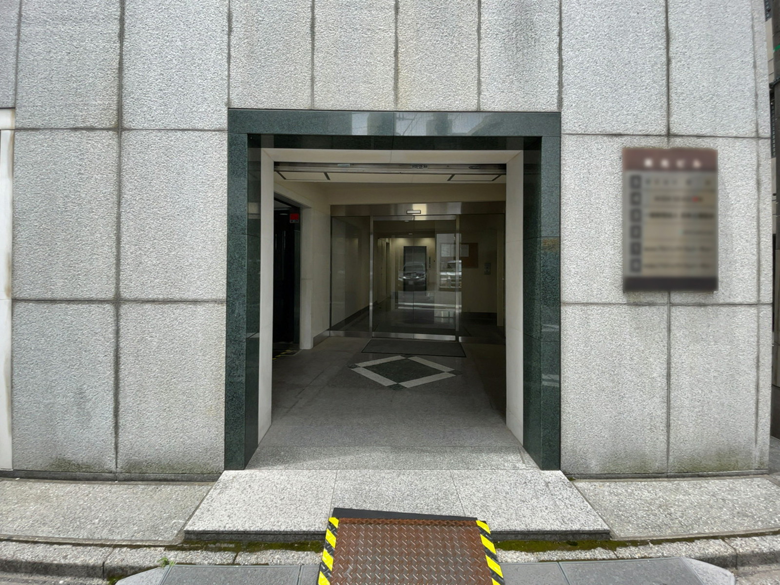 オフィスビル出入口