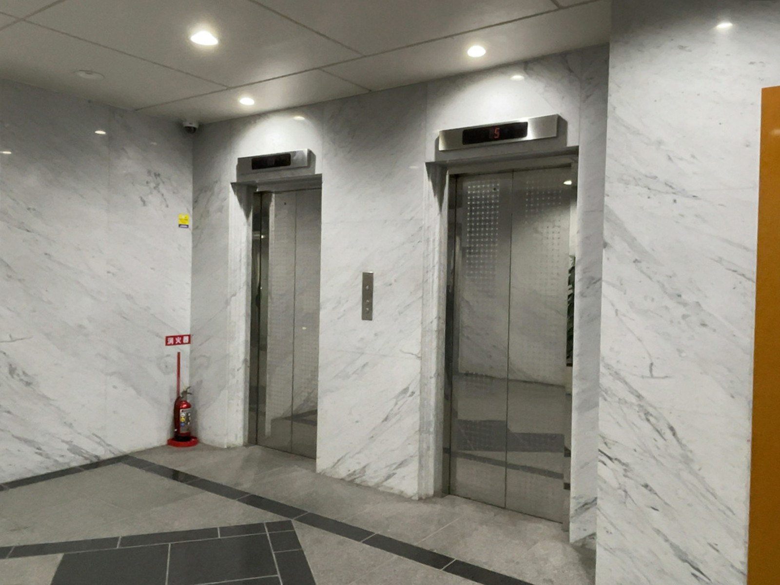 エレベーター(2基)