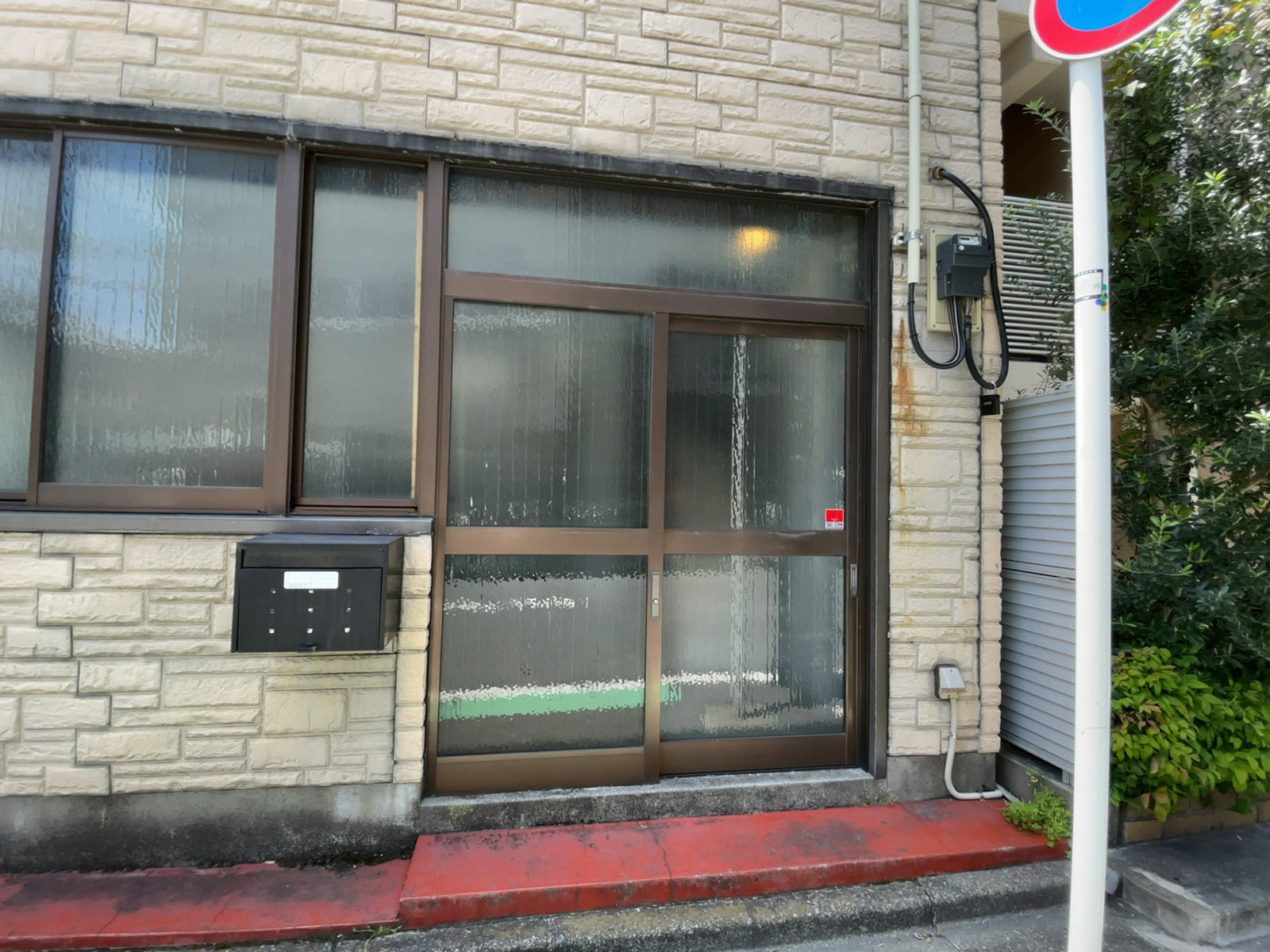 オフィスビル出入口
