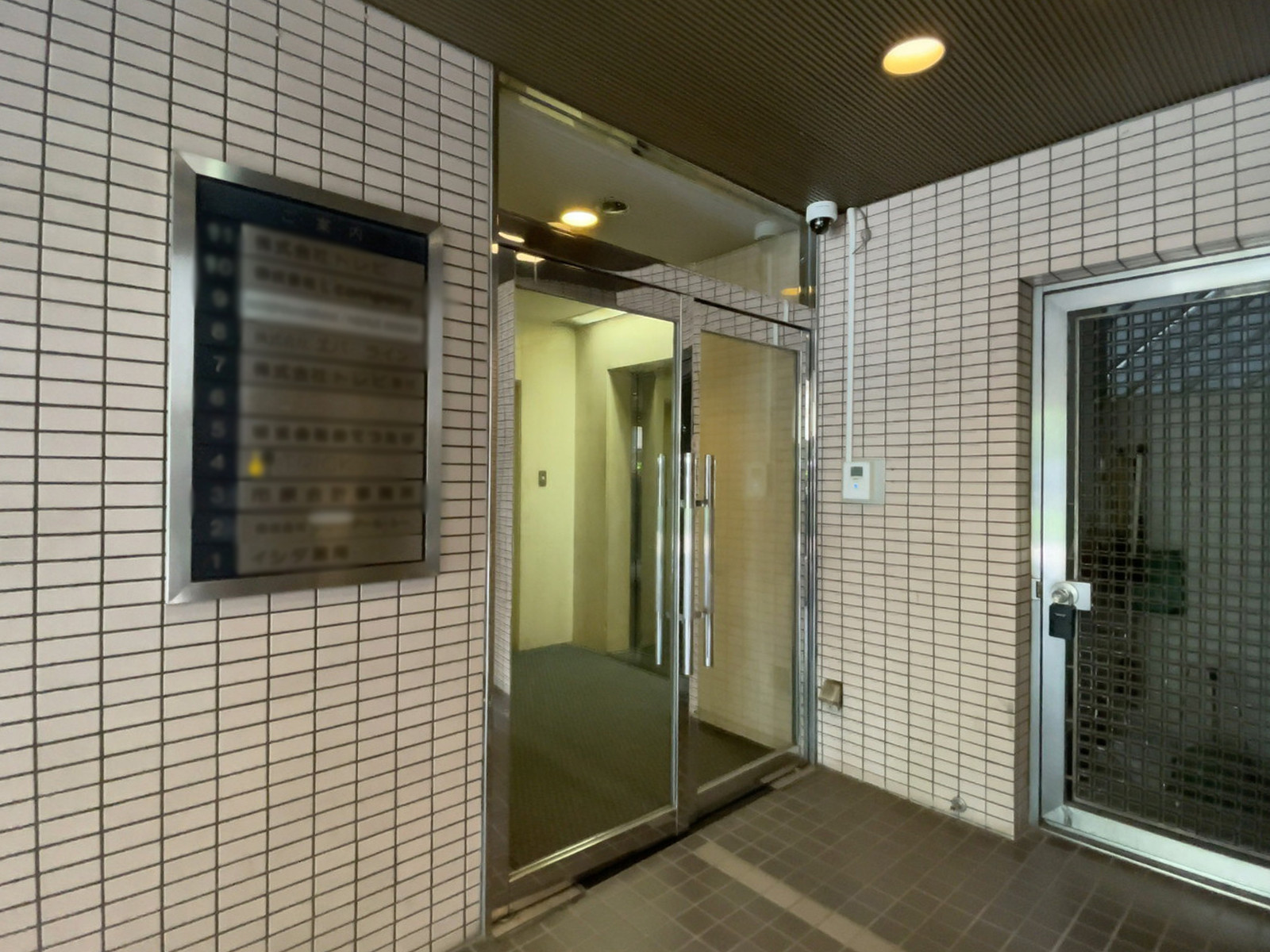オフィスビル出入口