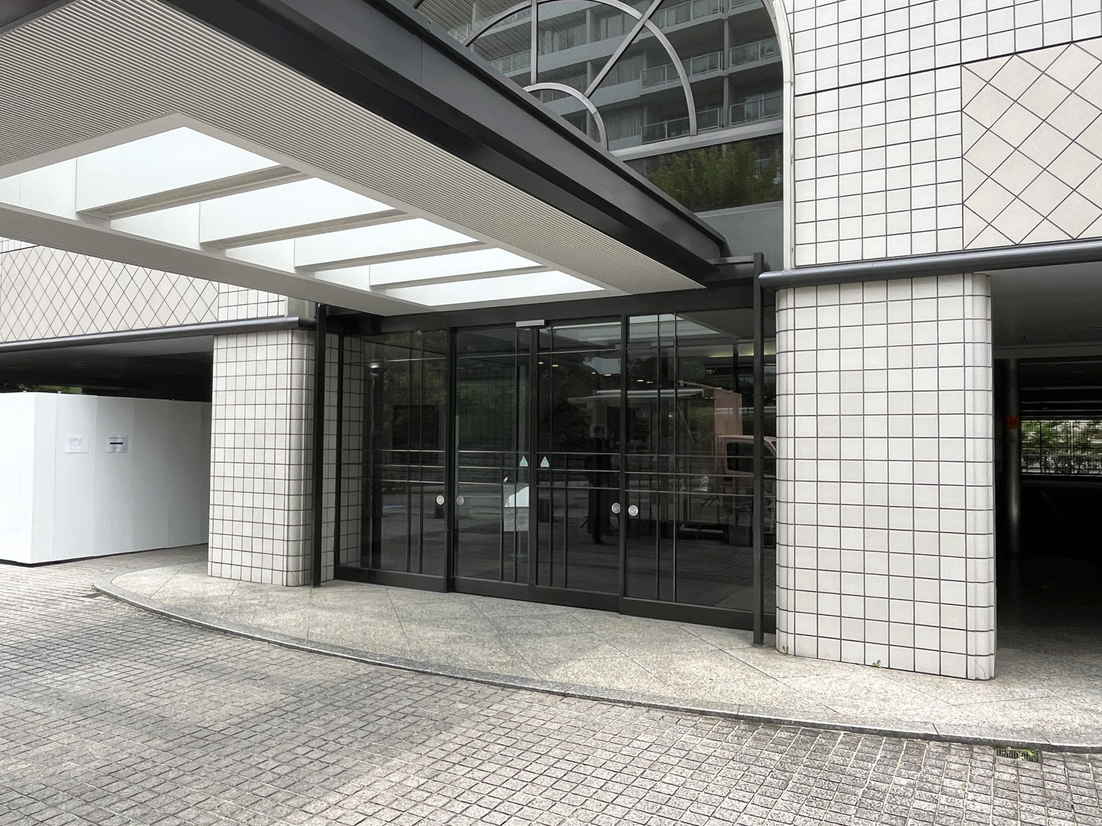 オフィスビル出入口