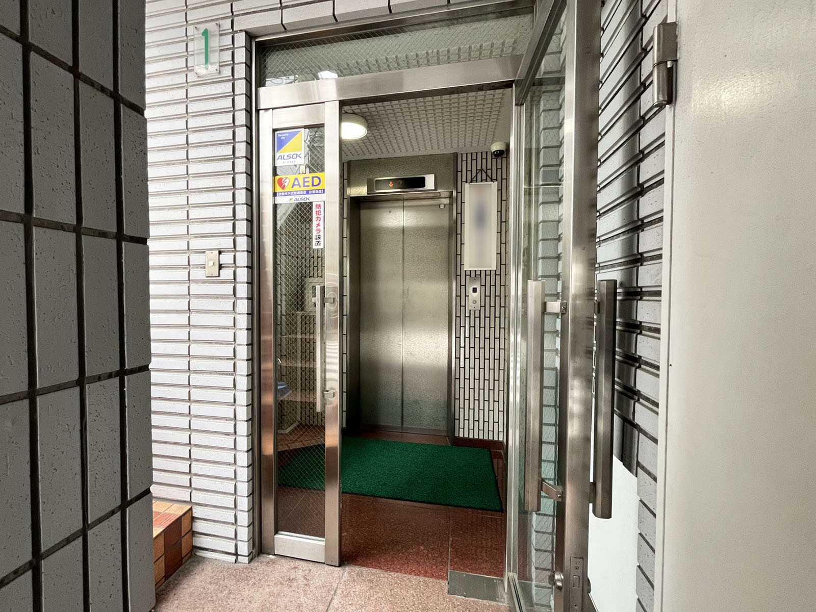 オフィスビル出入口