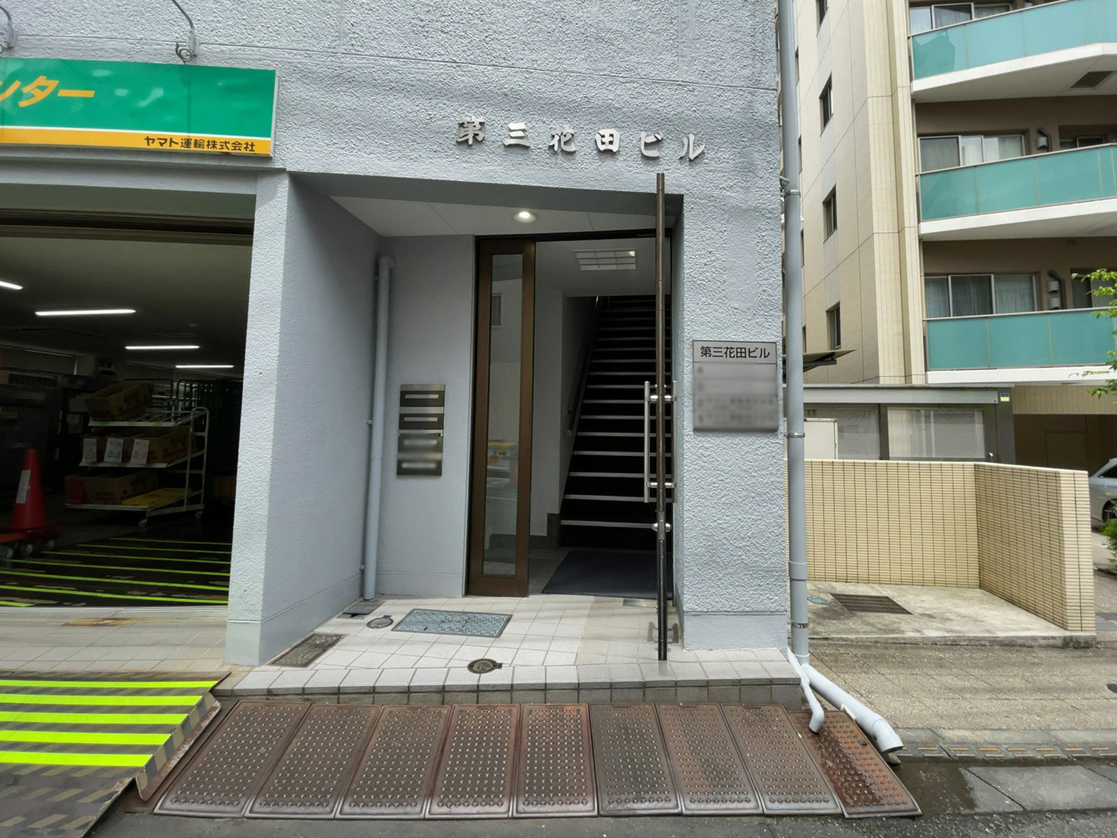 オフィスビル出入口