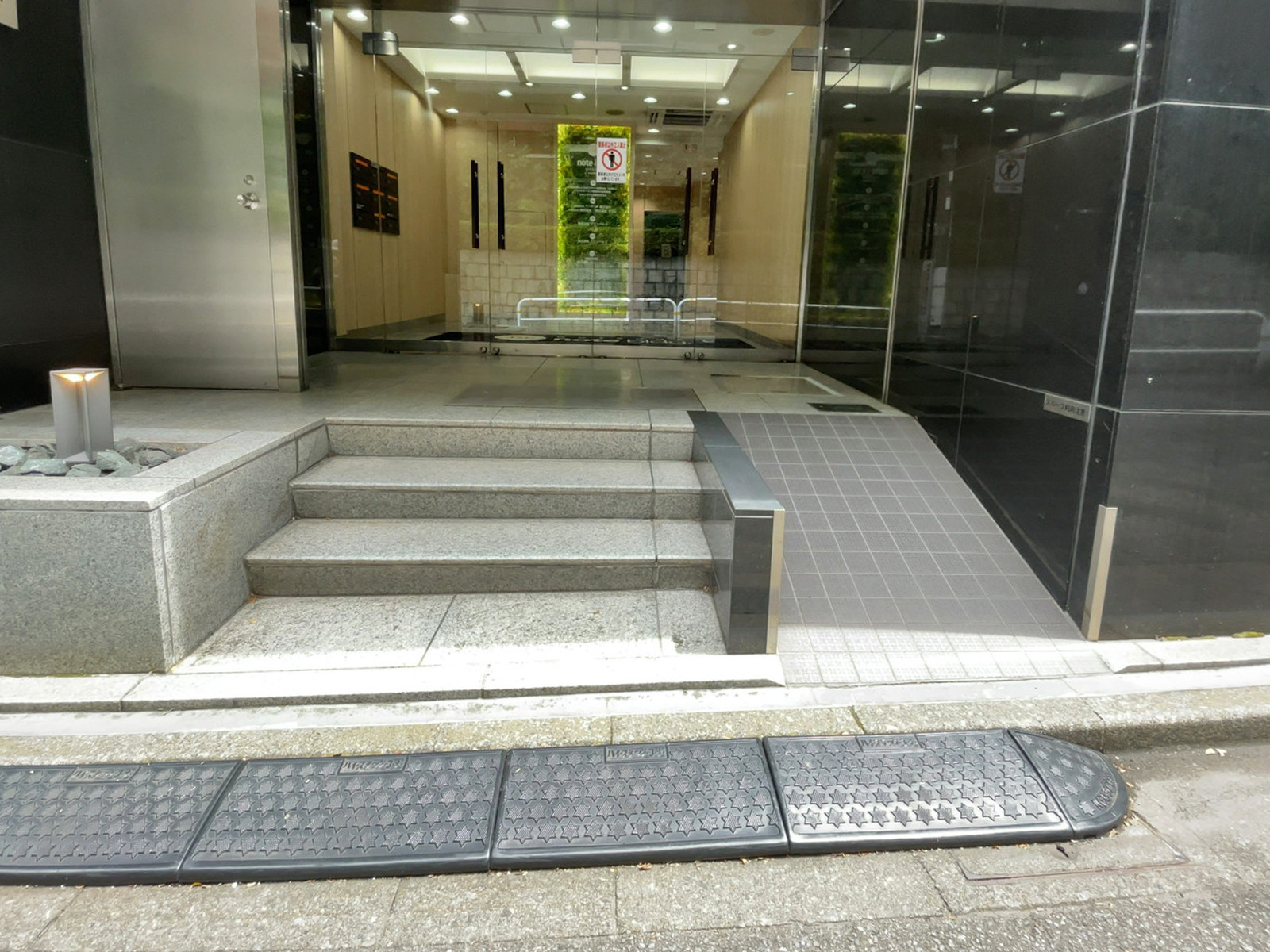 出入り口前の階段