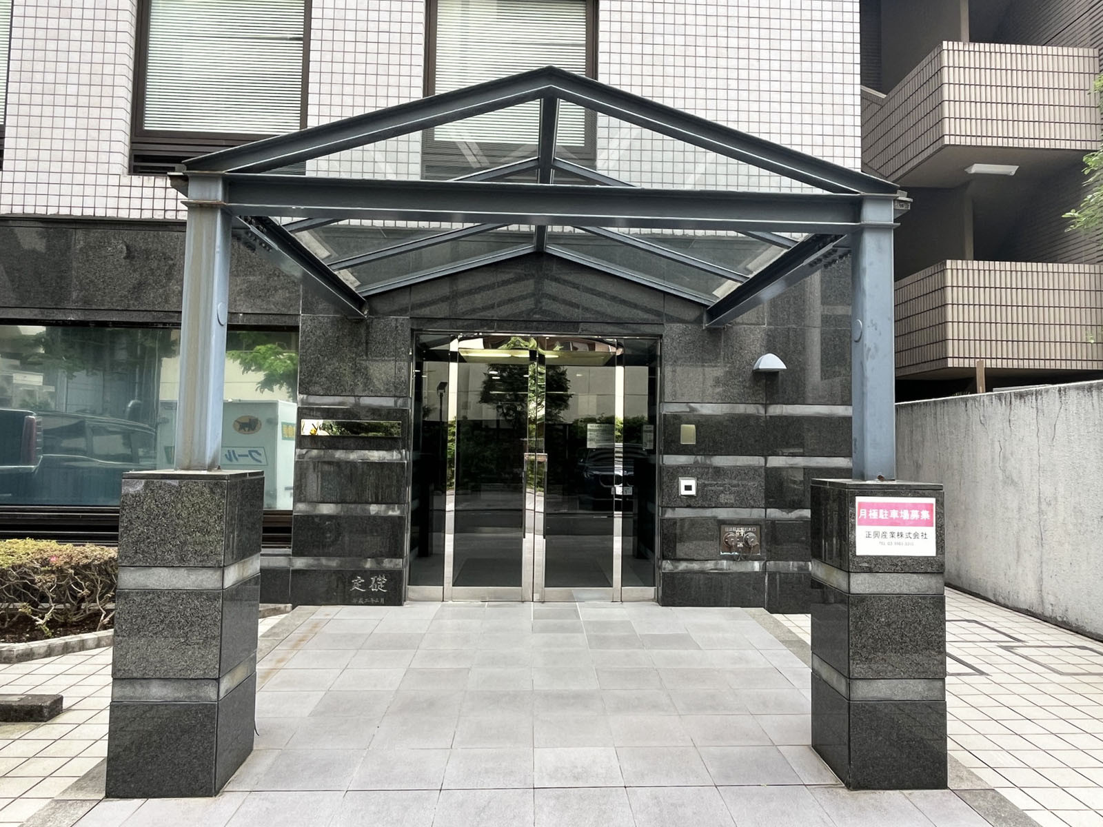 オフィスビル出入口