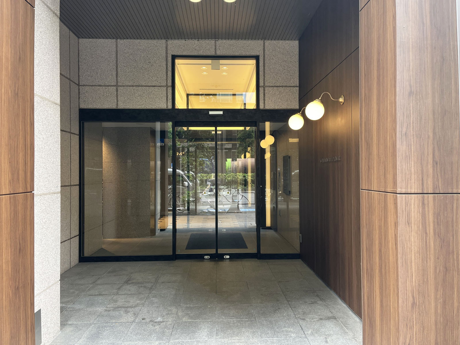 オフィスビル出入口
