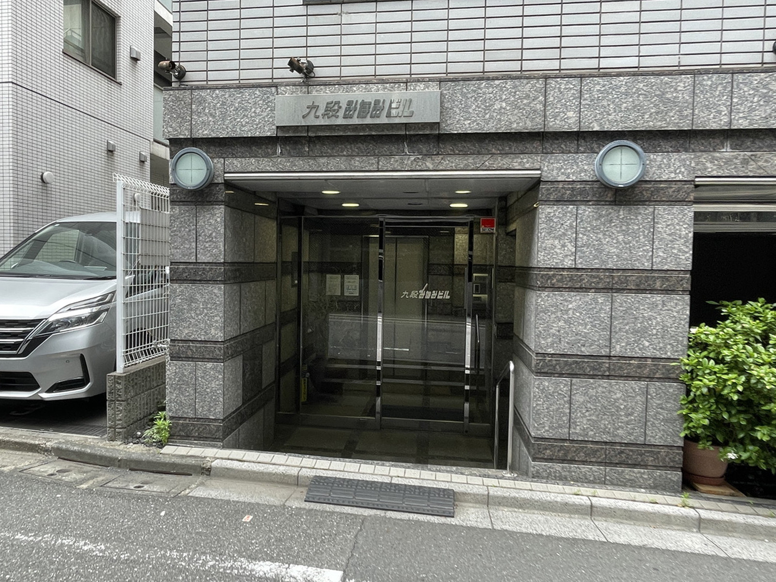 オフィスビル出入口