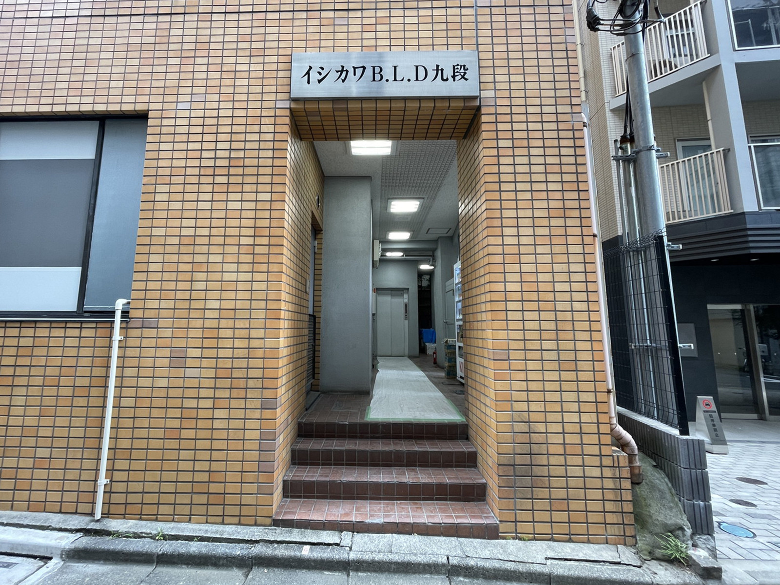 オフィスビル出入口