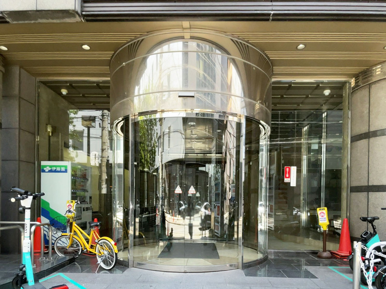 オフィスビル出入口