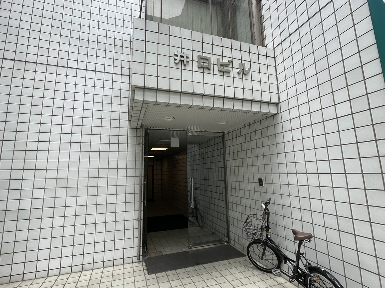 オフィスビル出入口