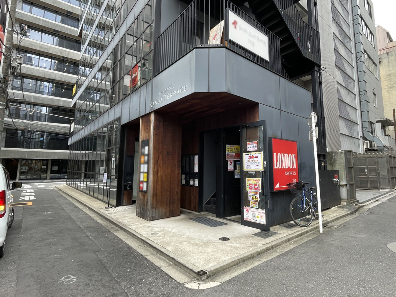 オフィスビル出入口