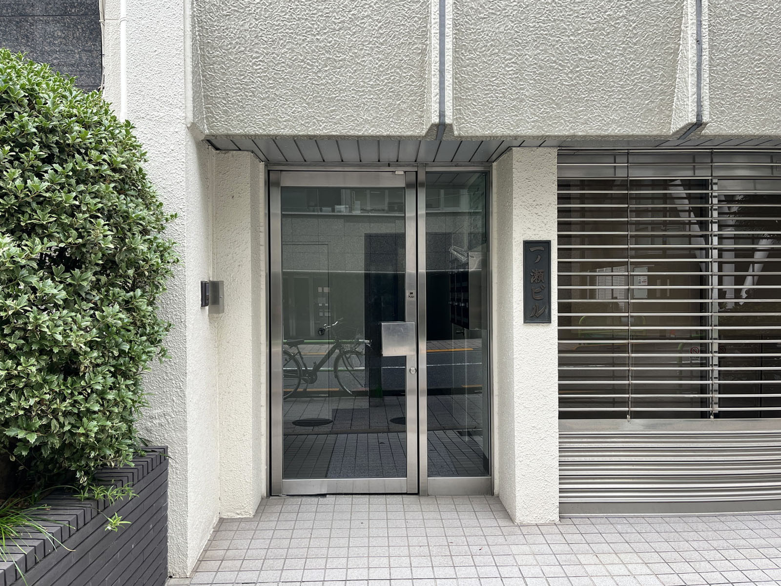 オフィスビル出入口