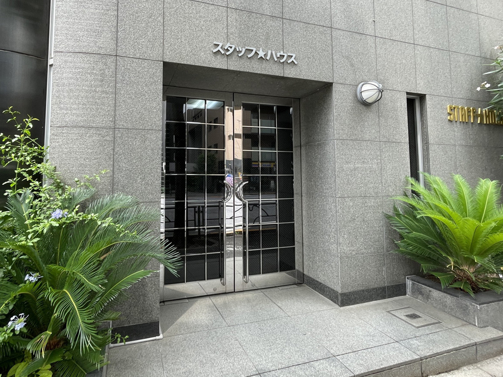 オフィスビル出入口
