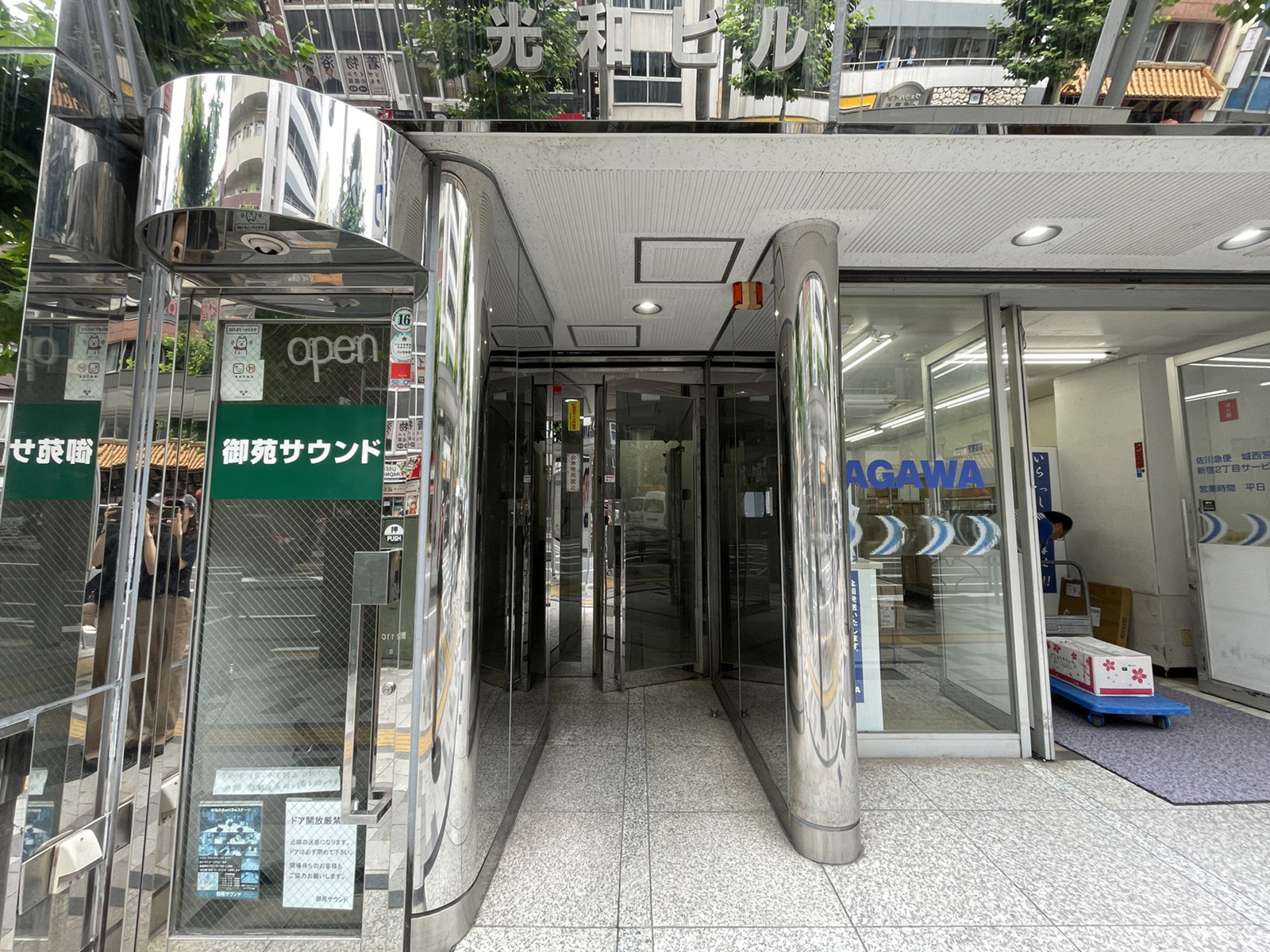 オフィスビル出入口