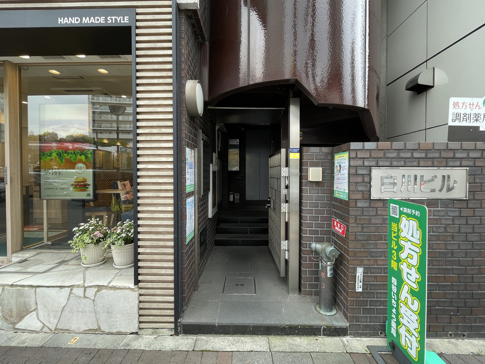 オフィスビル出入口