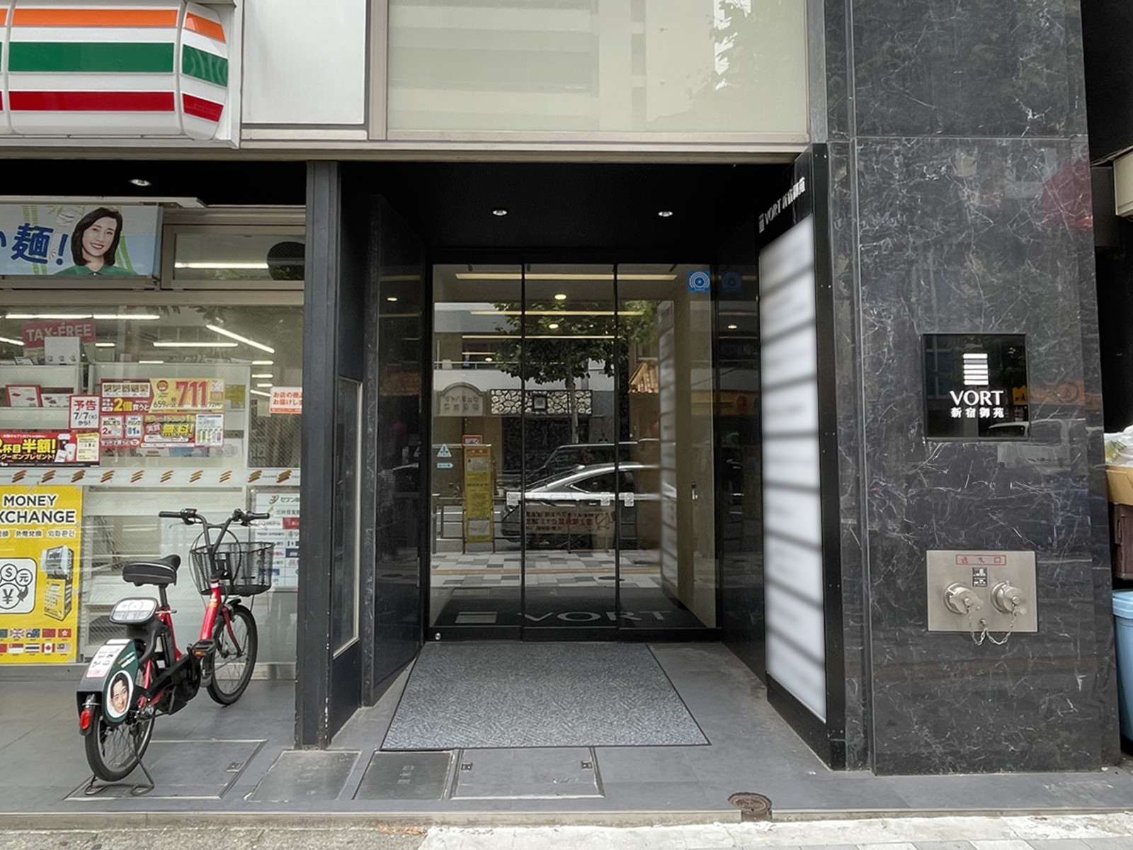 オフィスビル出入口