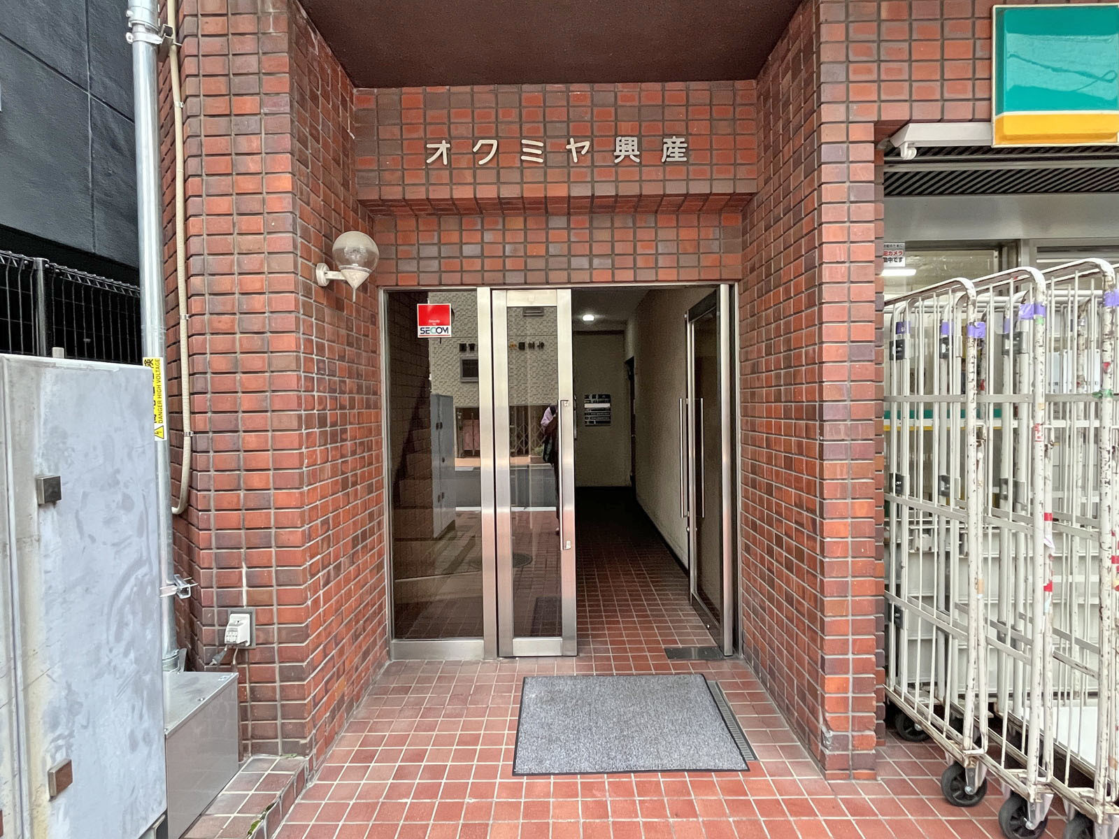 オフィスビル出入口