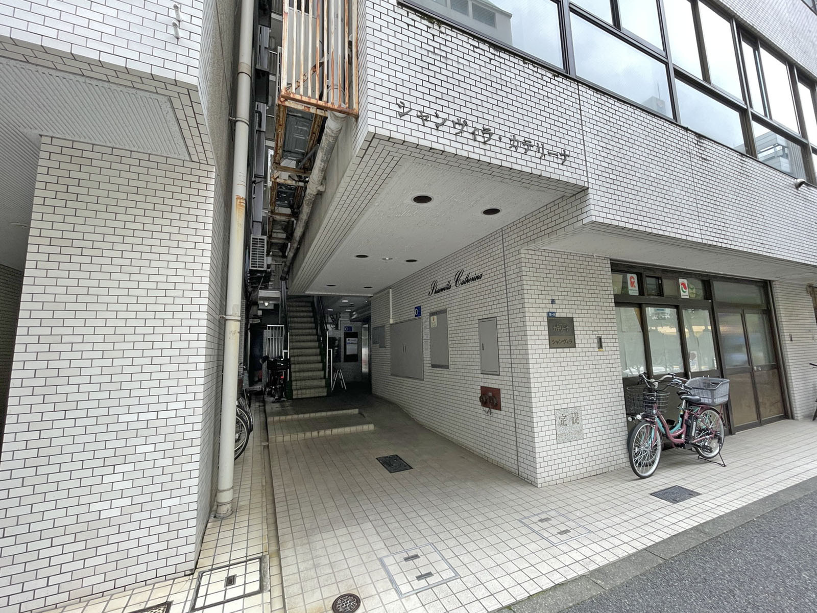 オフィスビル出入口
