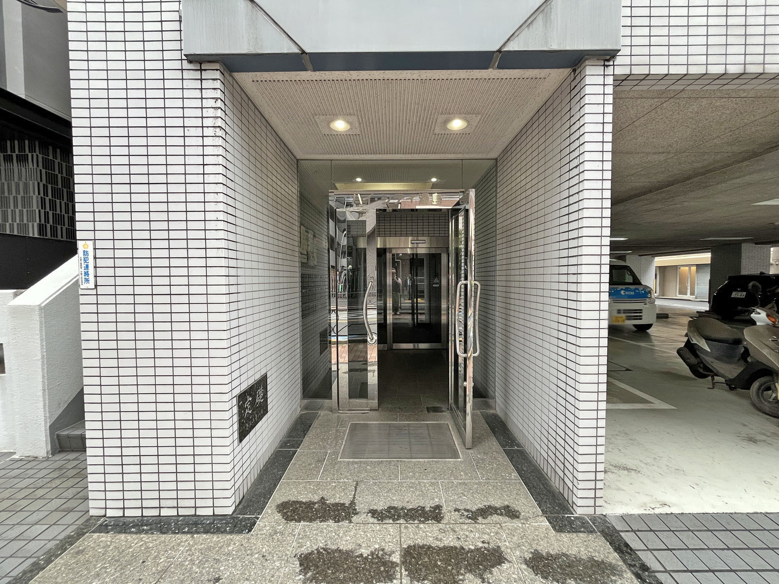 オフィスビル出入口