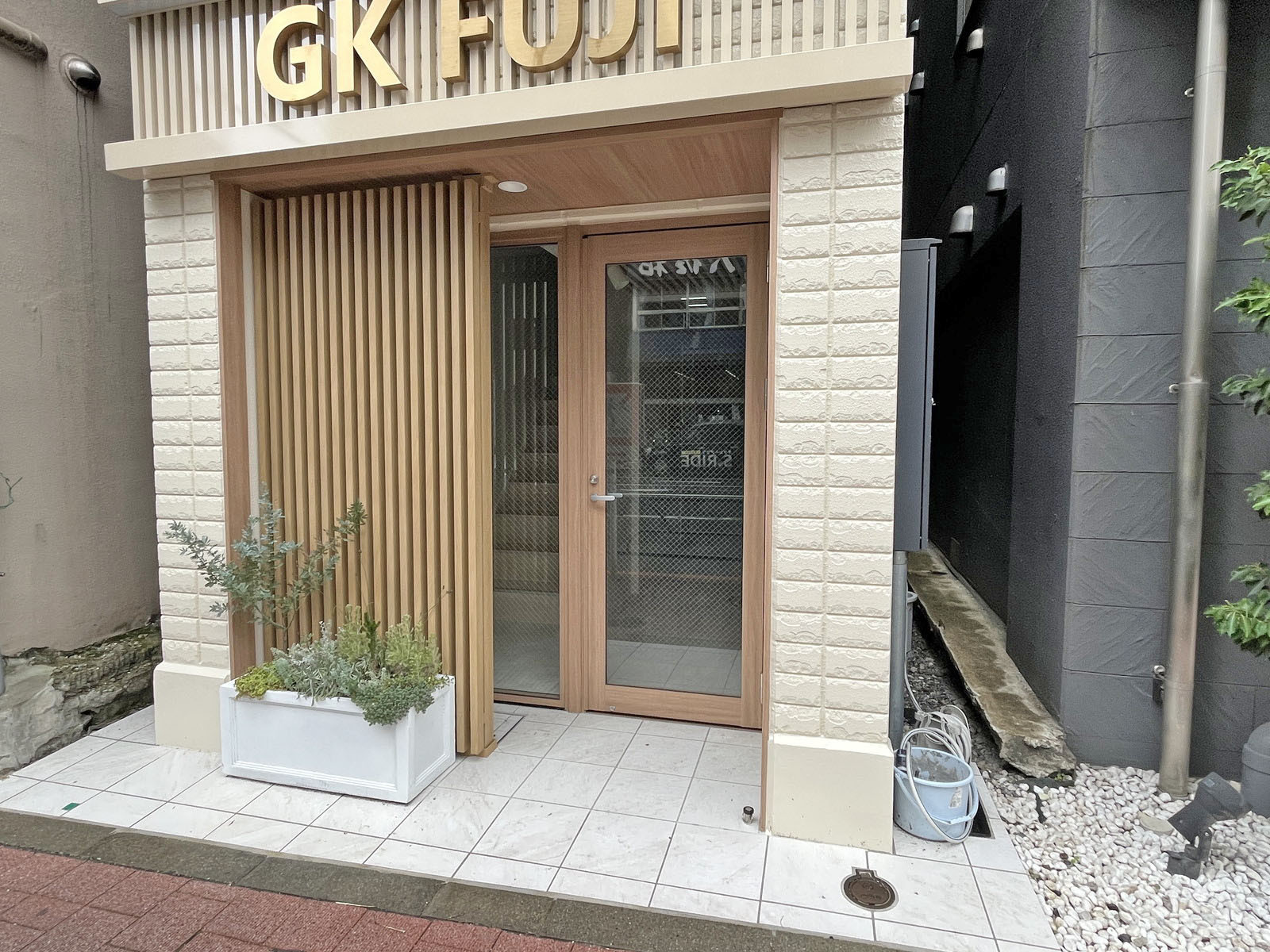 オフィスビル出入口