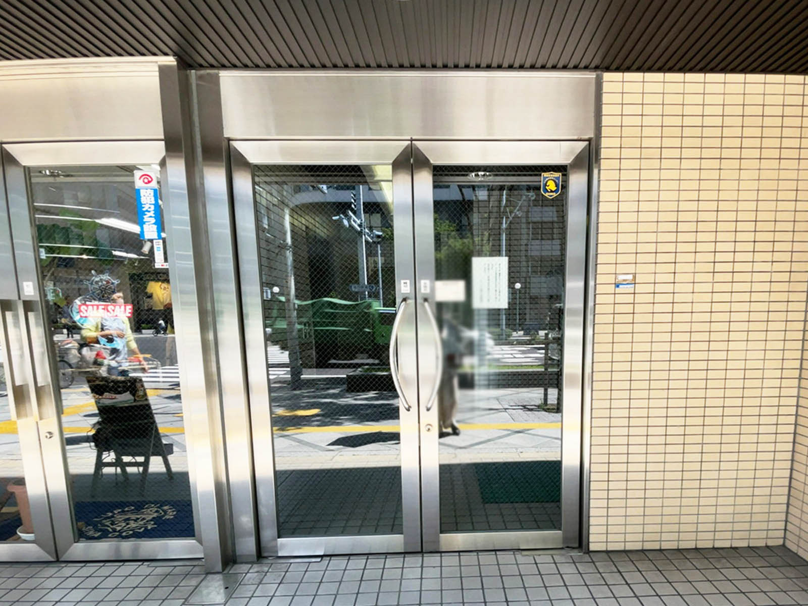 オフィスビル出入口