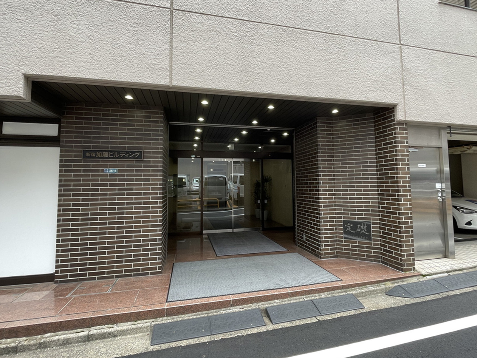 オフィスビル出入口