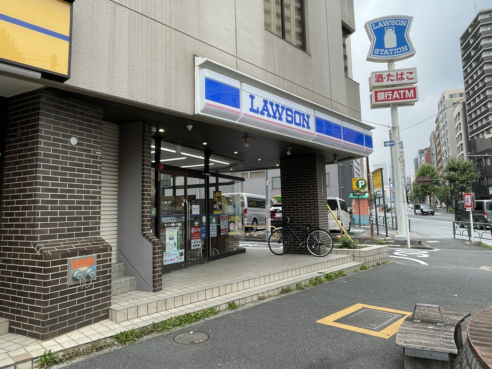 1階のローソン 新宿一丁目店