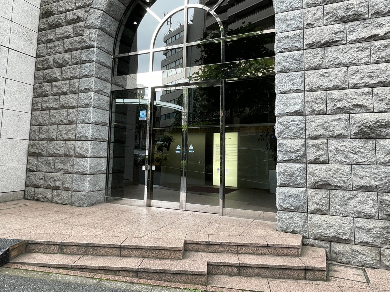 オフィスビル出入口