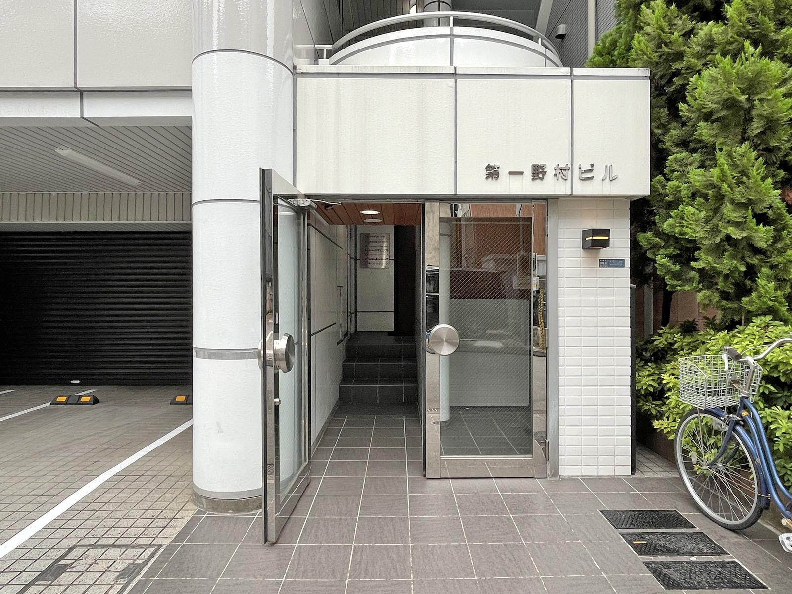 オフィスビル出入口