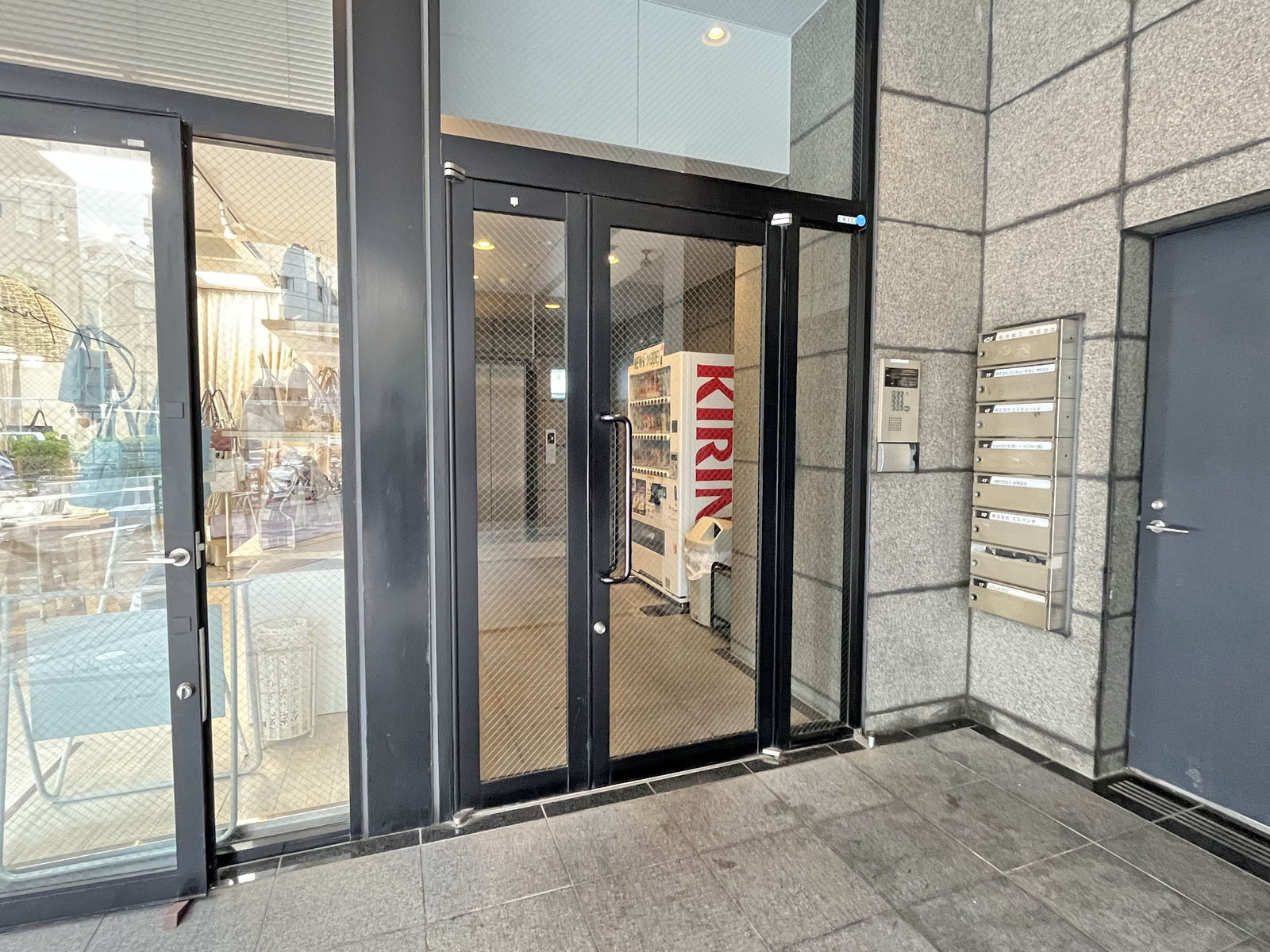 オフィスビル出入口