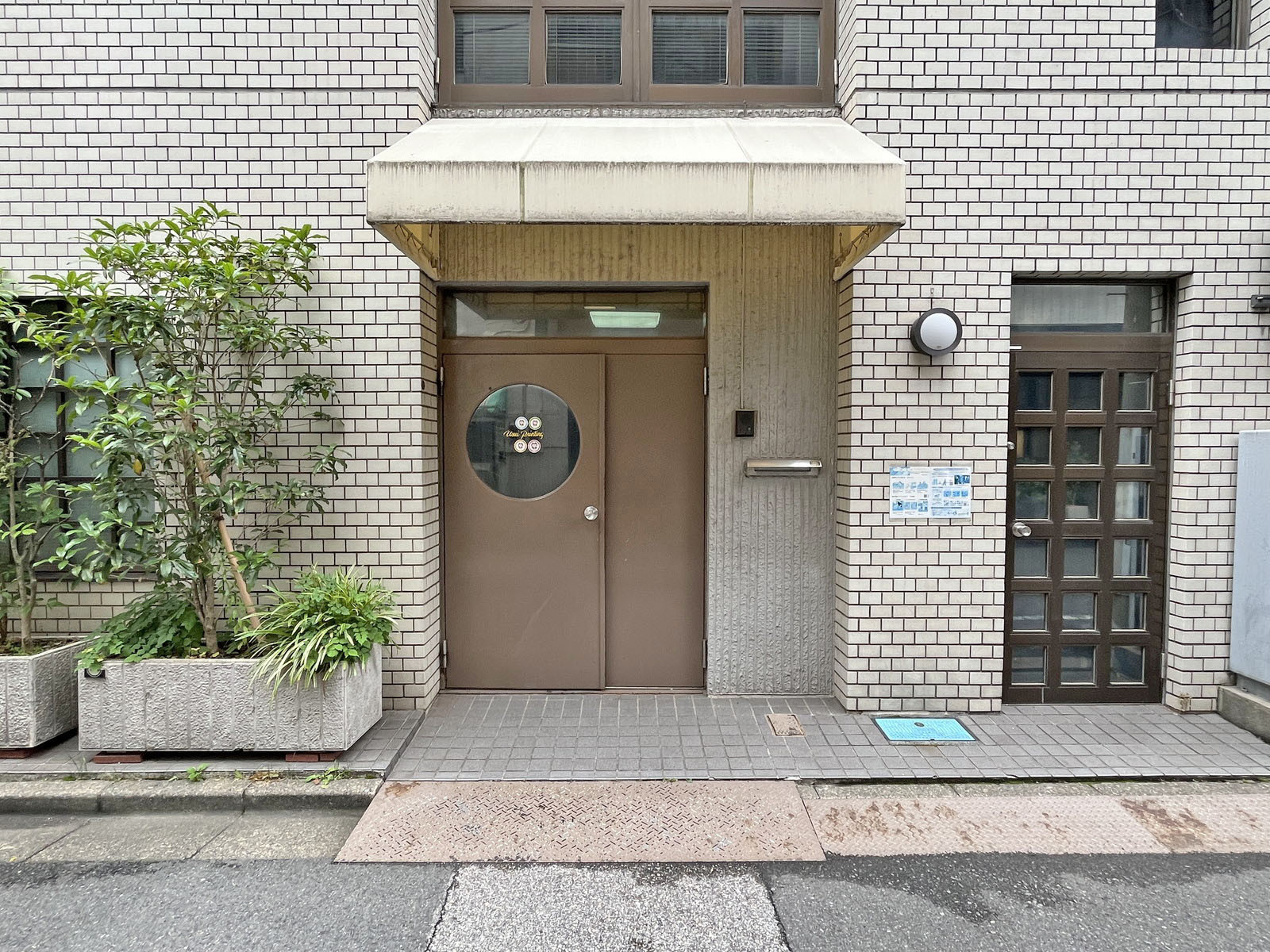 オフィスビル出入口