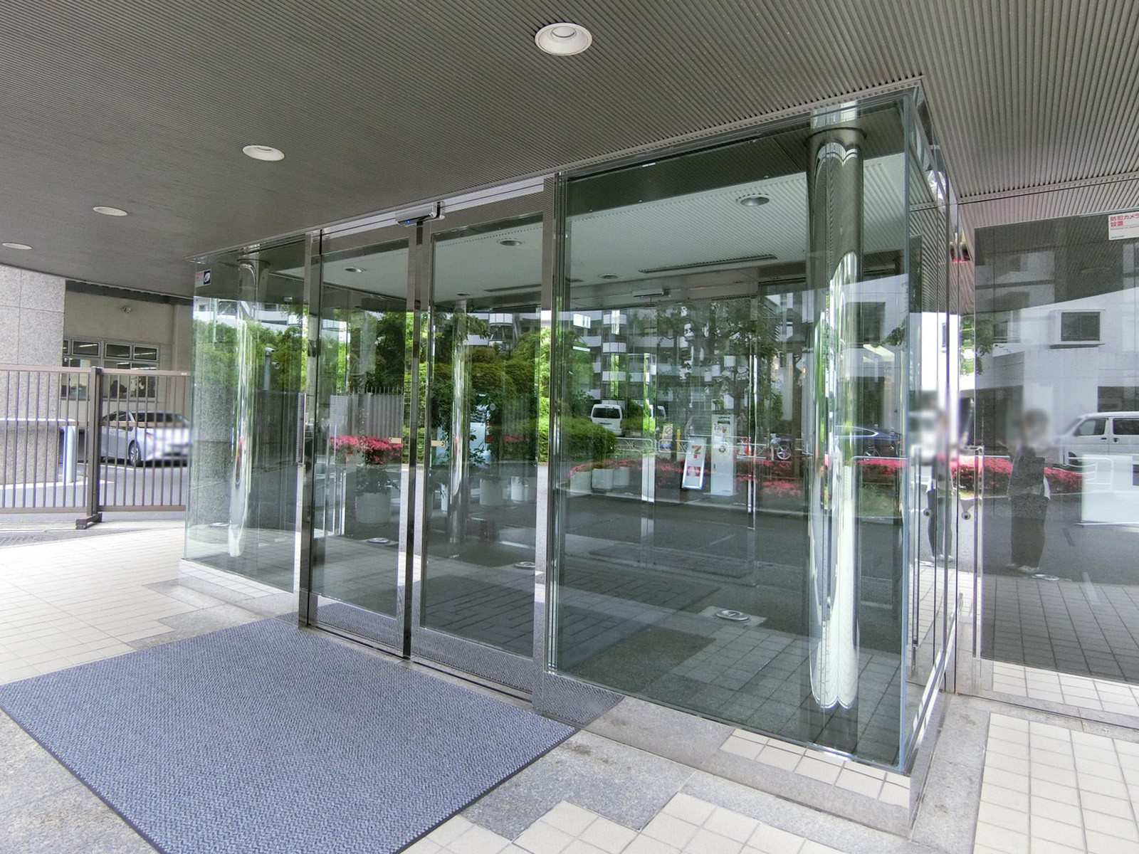 オフィスビル出入口