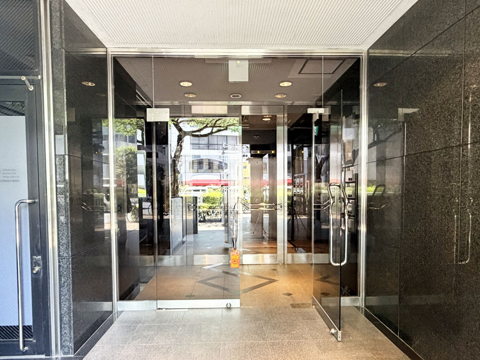 オフィスビル出入口