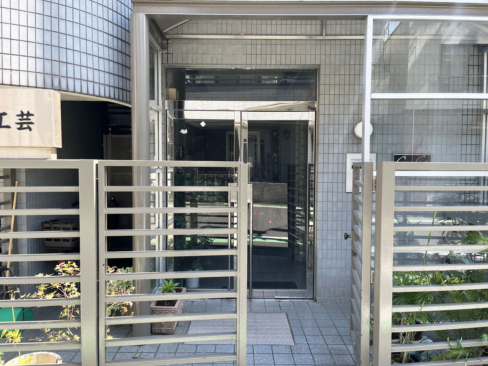 オフィスビル出入口