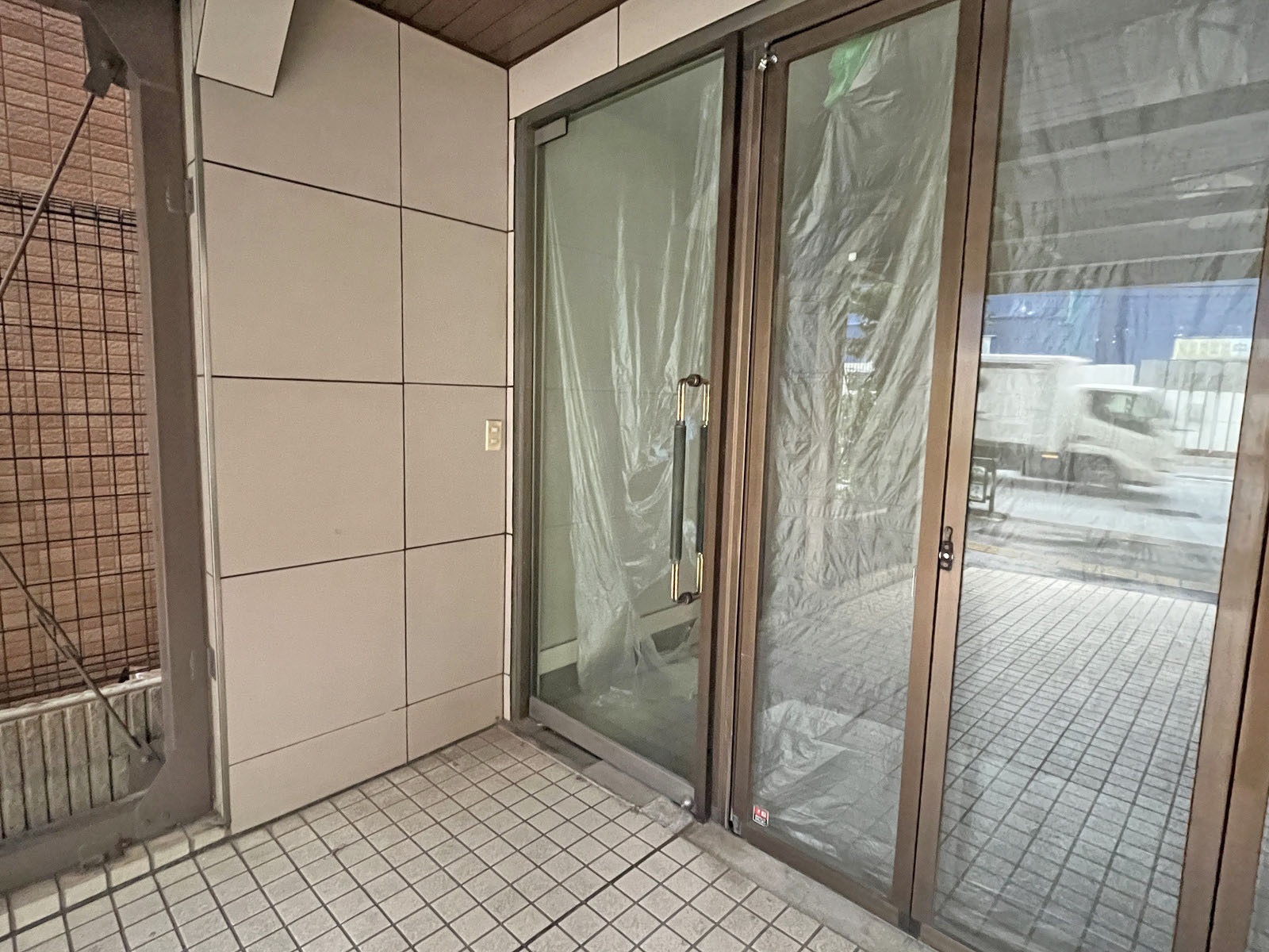 オフィスビル出入口
