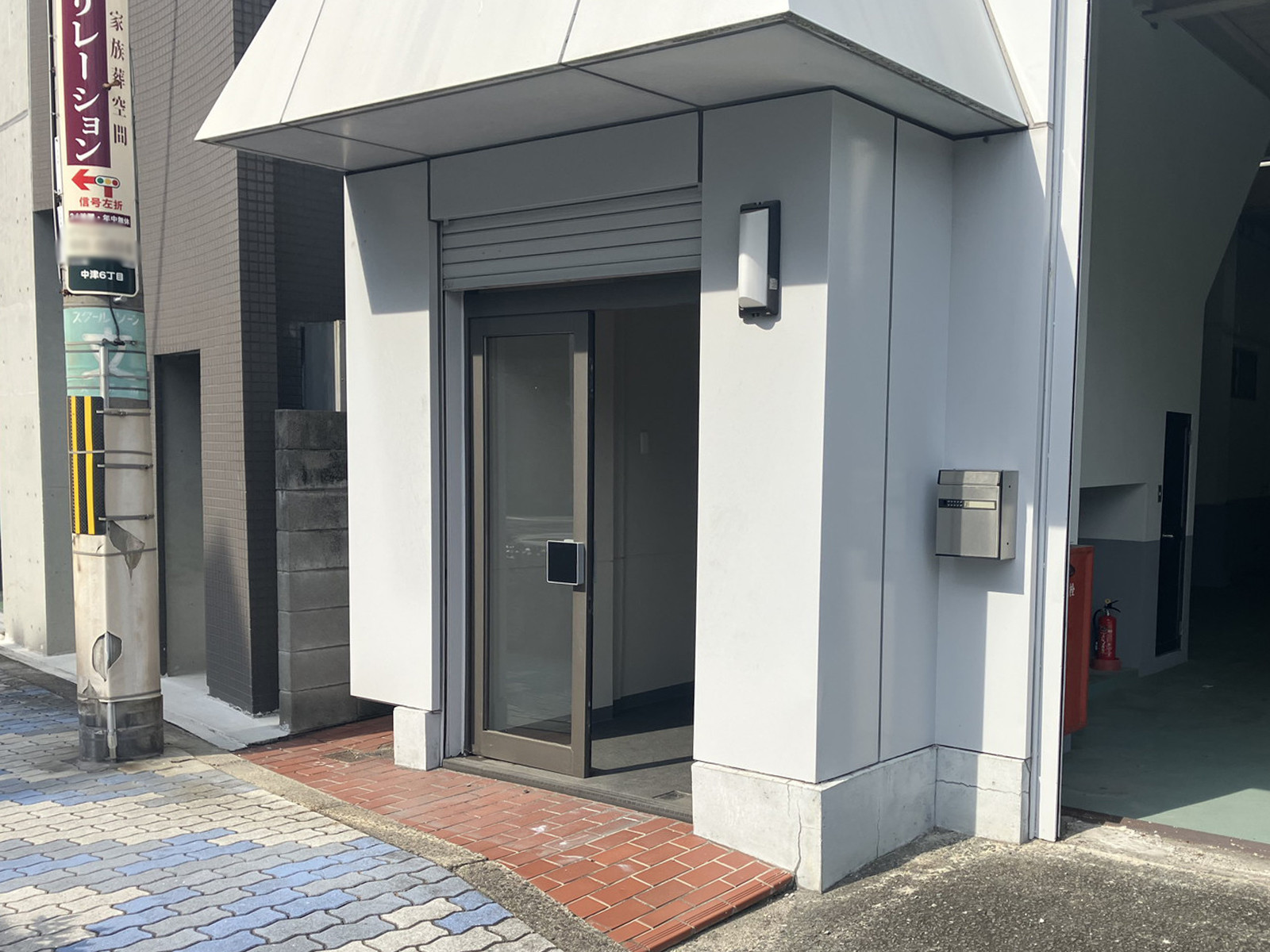 オフィスビル出入口